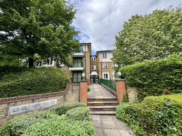 Flat Haling Park Road in London