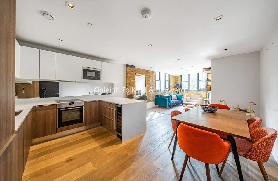 Flat Lawn Lane in Greater London