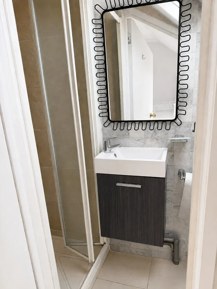 Room Links Road in Greater London
