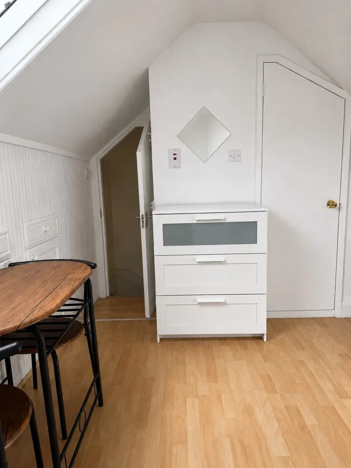 Room Links Road in Greater London