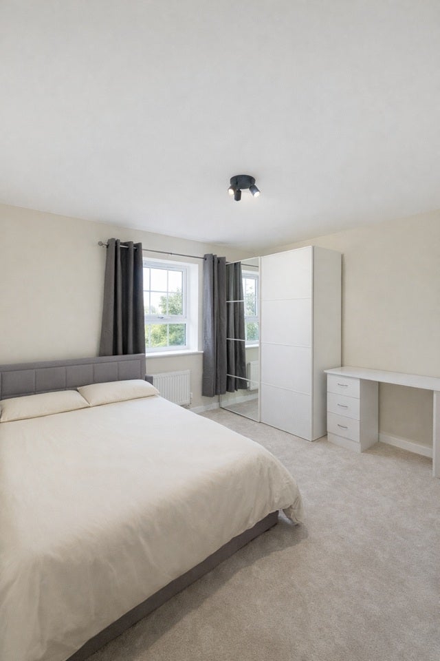 Room Hawkins Road in Exeter