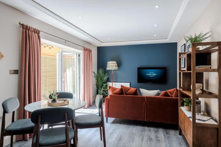 Flat Askew Road in Greater London
