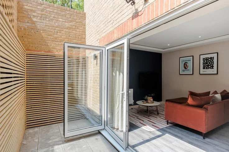 Flat Askew Road in Greater London