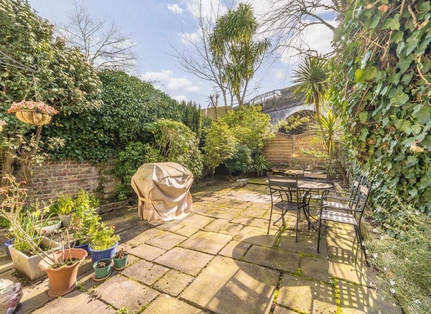 Flat Maygrove Road in Greater London