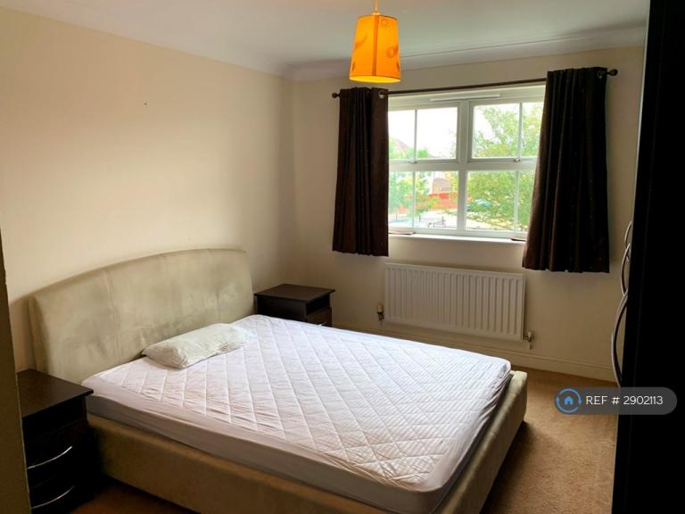 Flat Manor Road in Greater London