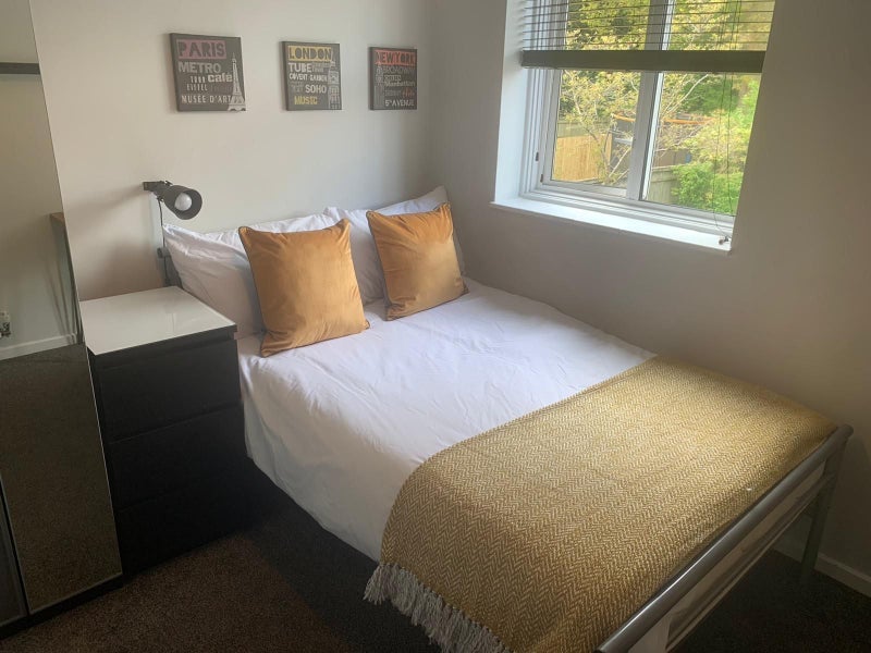 Room Ardingly Close in Crawley