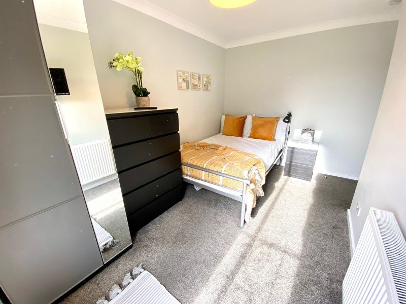 Room Ardingly Close in Crawley