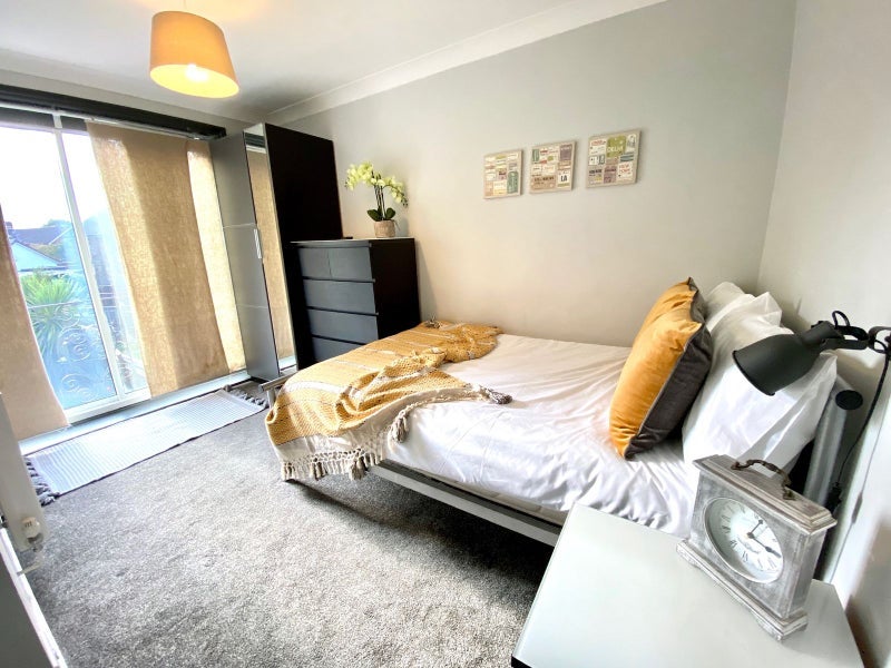 Room Ardingly Close in Crawley