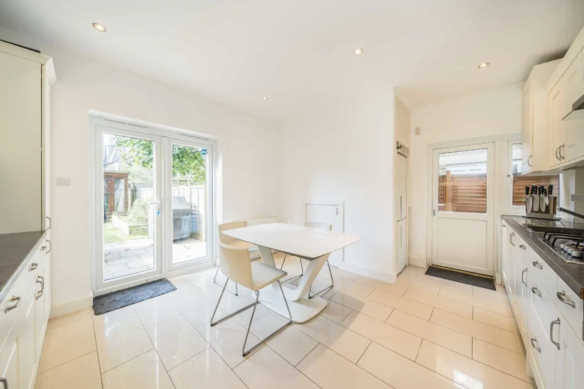 Flat Swaby Road in Greater London