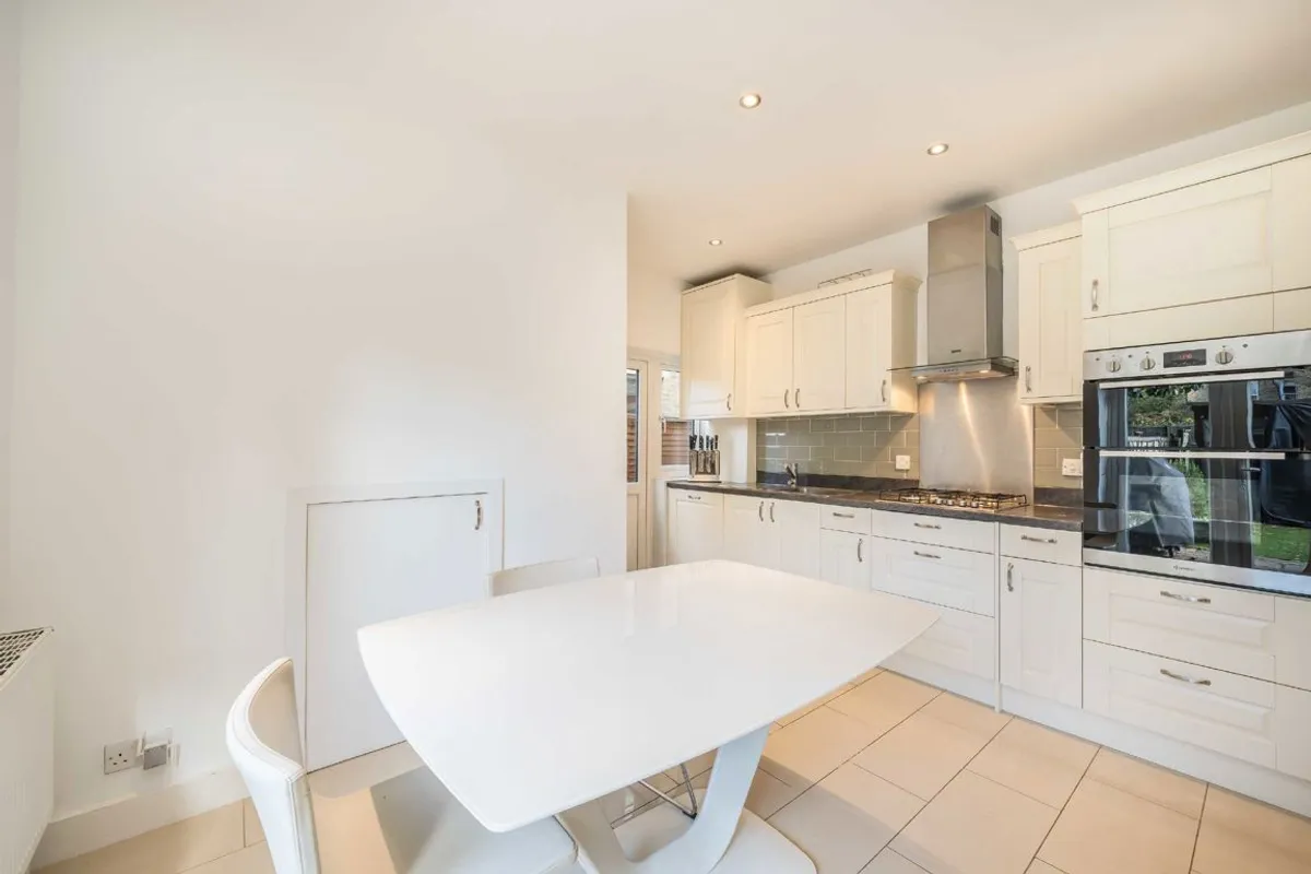 Flat Swaby Road in Greater London