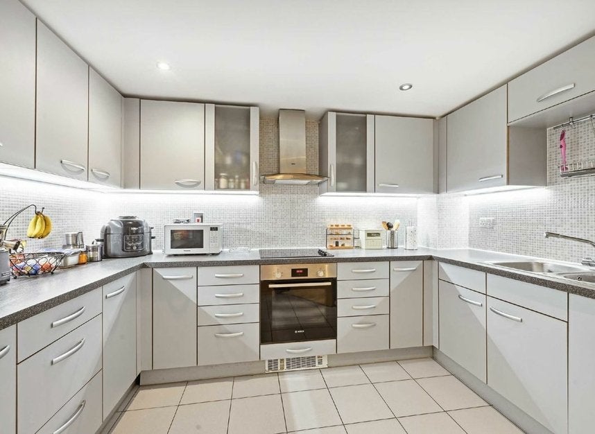 Flat Hanger Green in Greater London