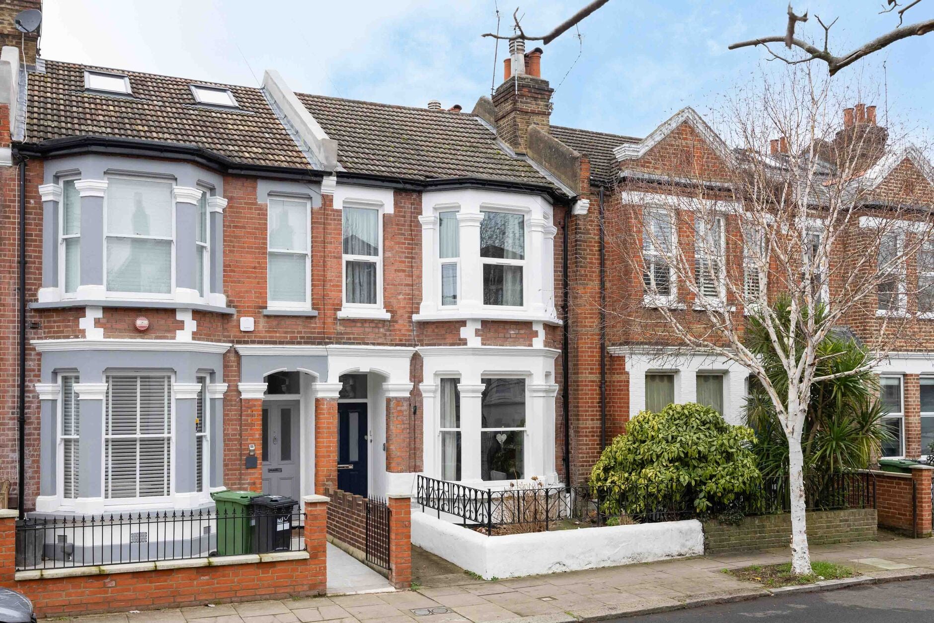 Flat Starfield Road in Greater London