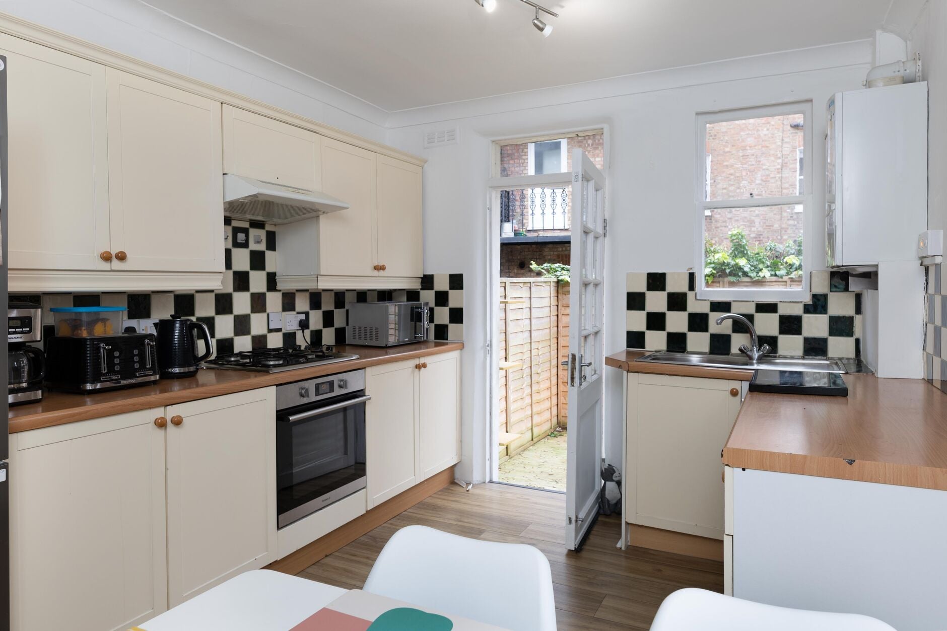 Flat Starfield Road in Greater London