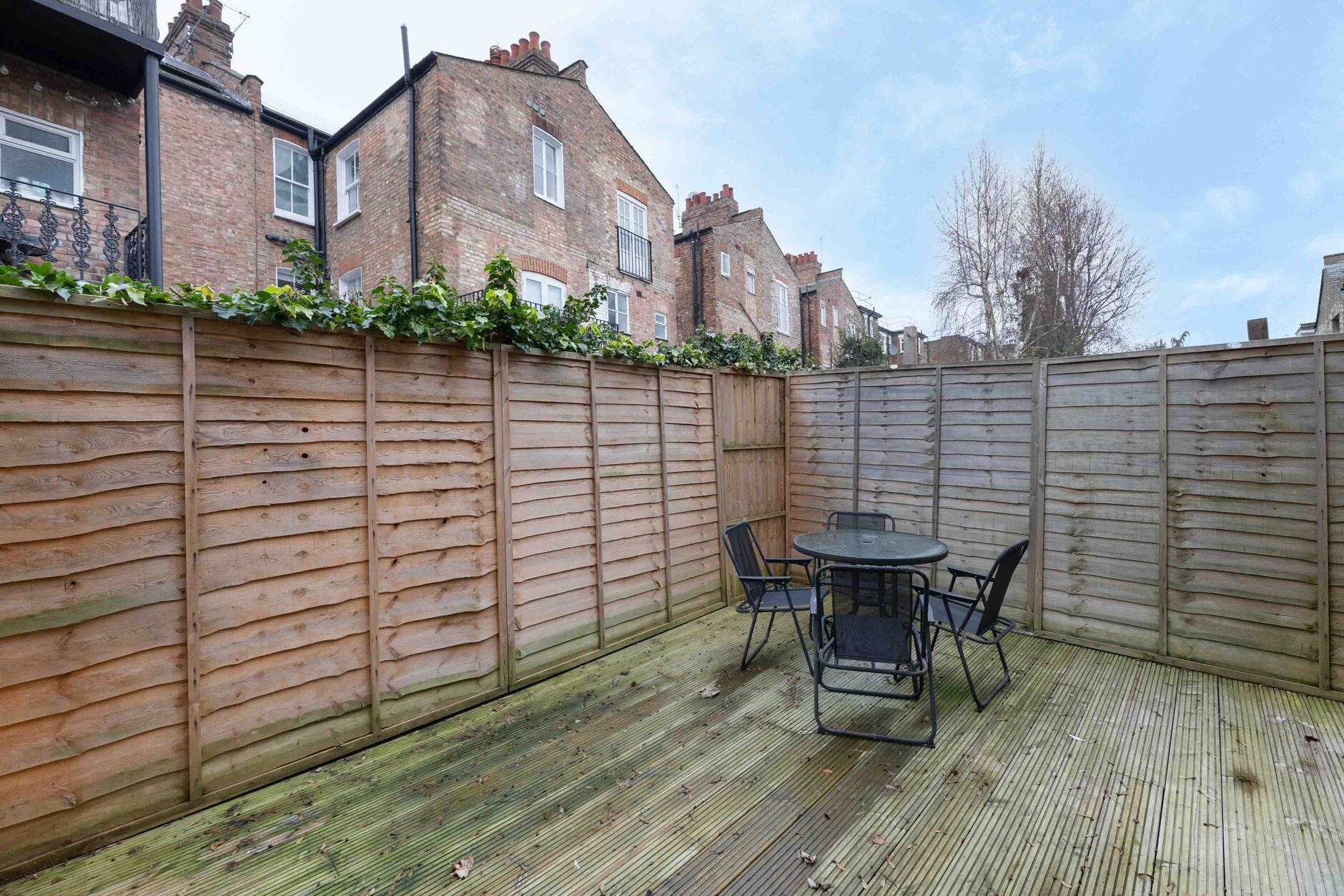 Flat Starfield Road in Greater London