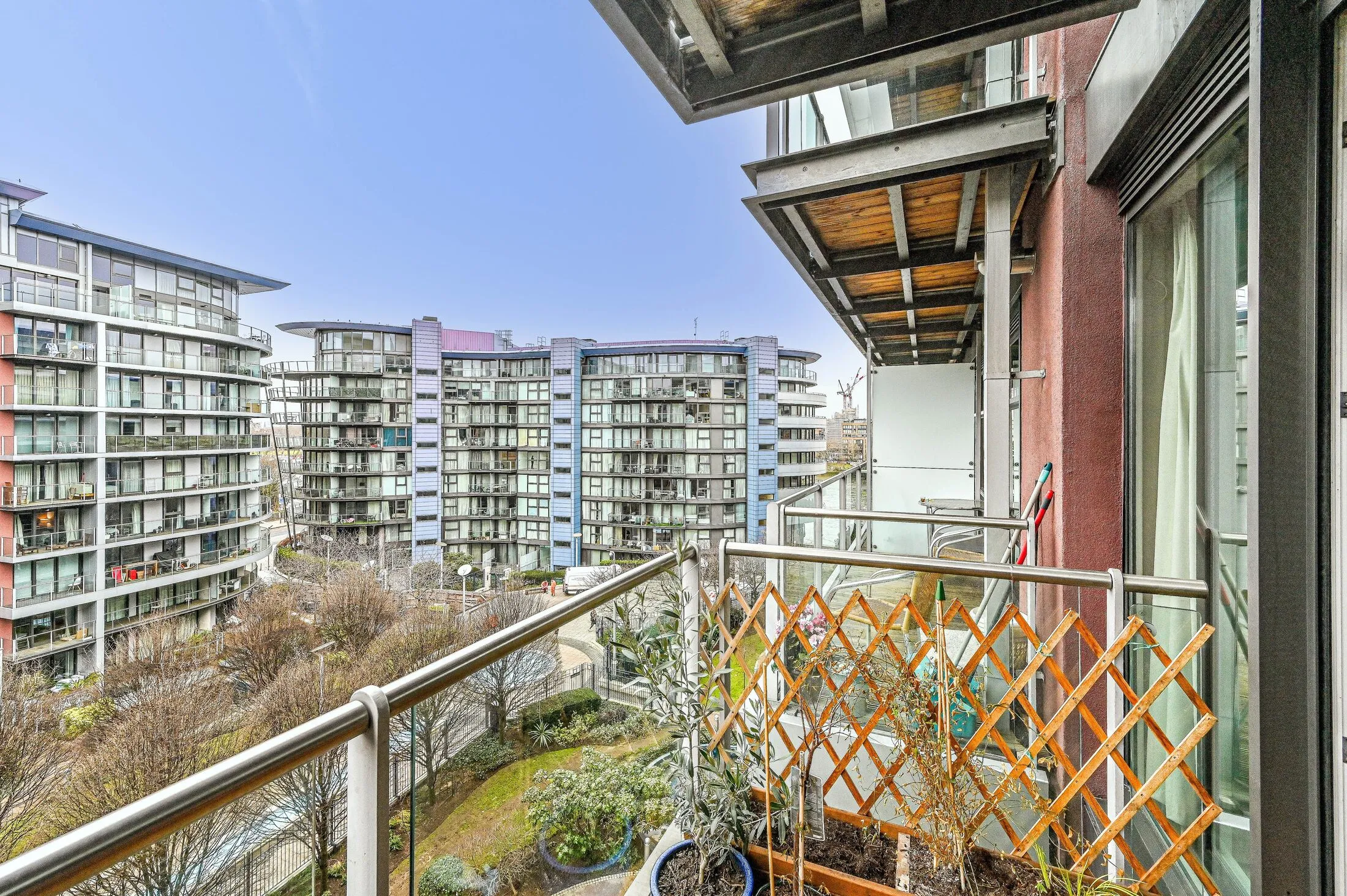 Flat Queenstown Road in Greater London