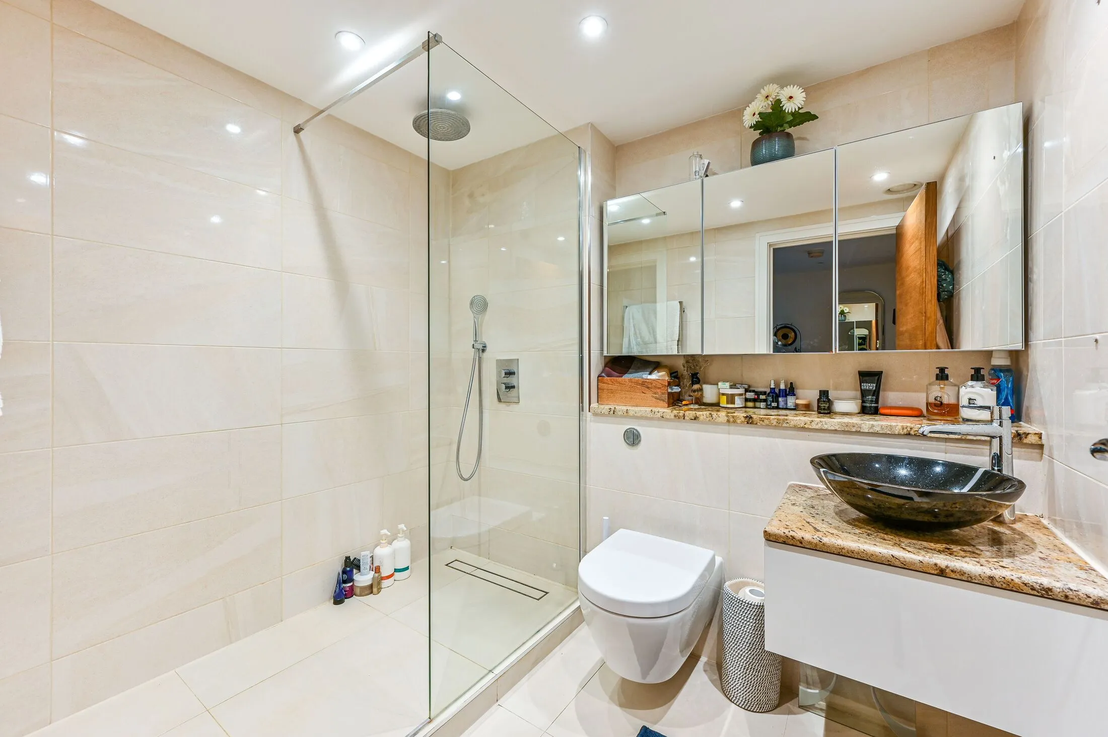 Flat Queenstown Road in Greater London