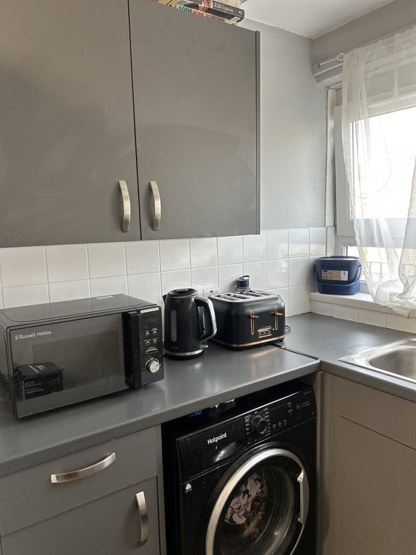Room Connaught Road in Greater London