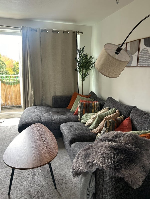 Room Connaught Road in Greater London
