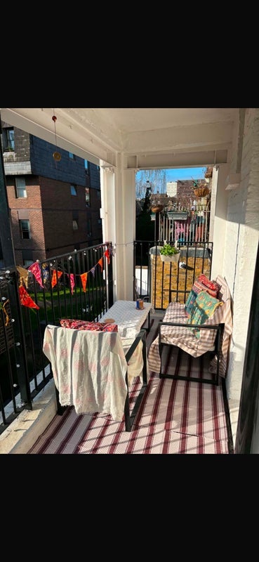 Room Lurline Gardens in Greater London