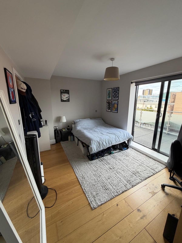 Flat Mare Street in Greater London