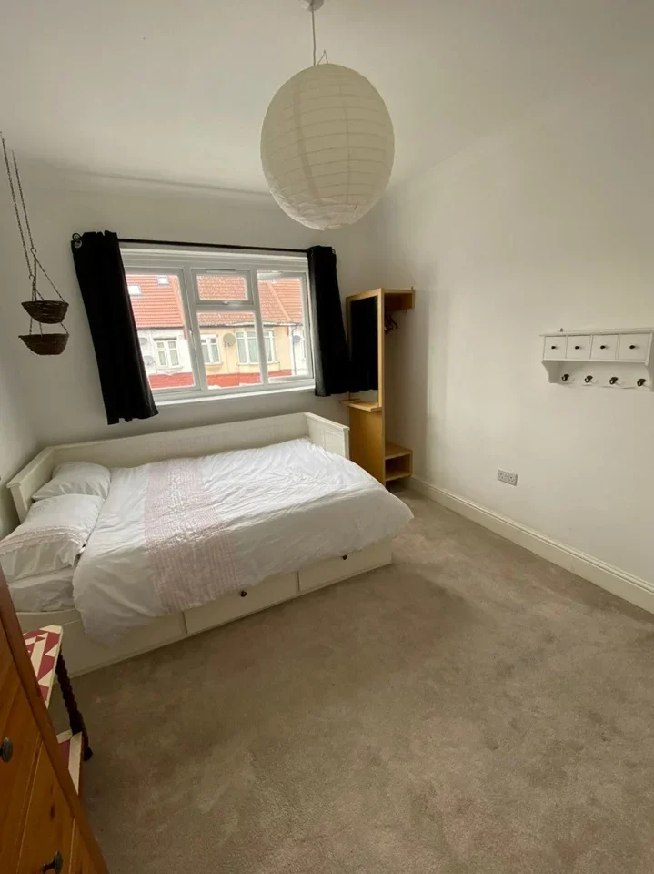 Room Bowdon Road in Greater London
