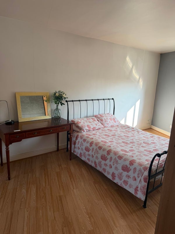 Room Ainslie Wood Road in Greater London