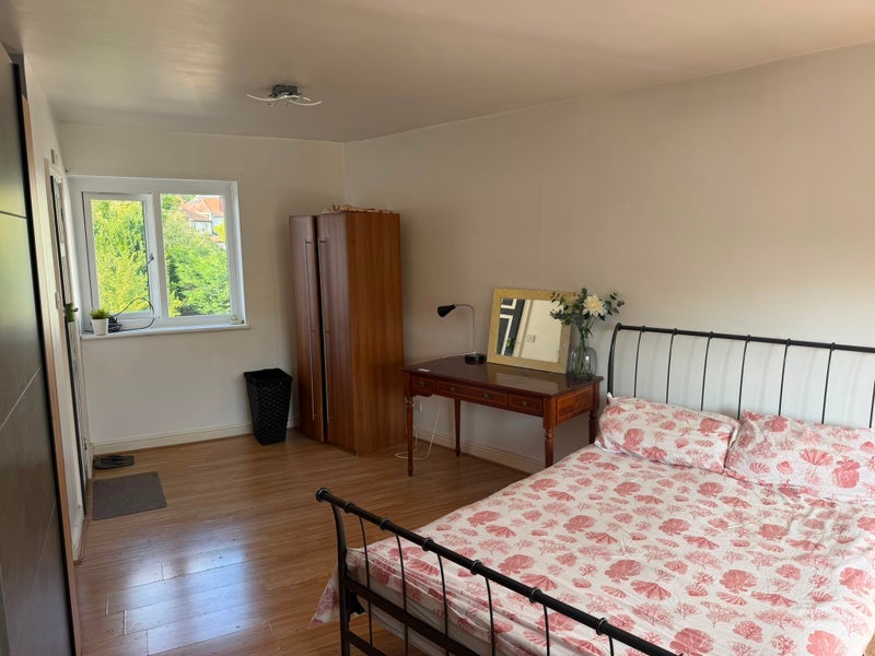 Room Ainslie Wood Road in Greater London