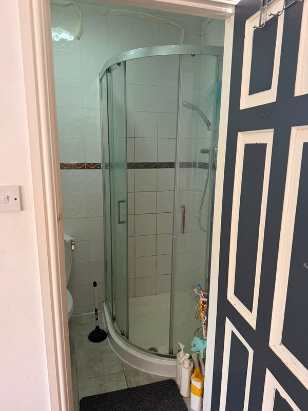 Room Ainslie Wood Road in Greater London