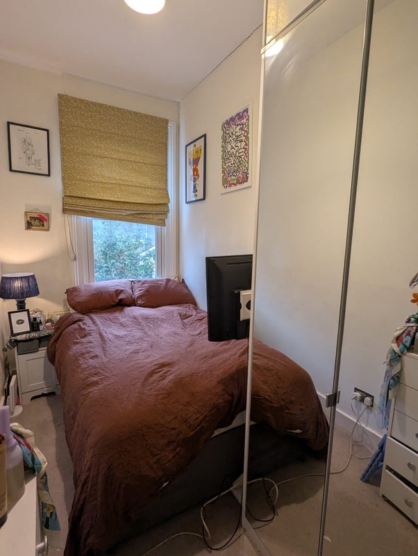 Room Messina Avenue in London