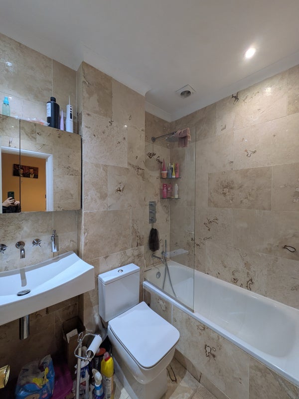 Room Messina Avenue in London