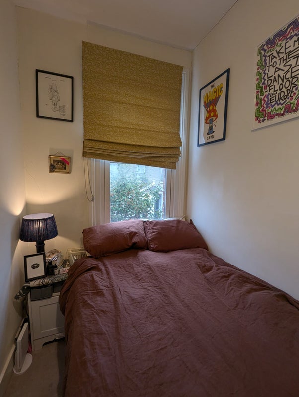 Room Messina Avenue in London