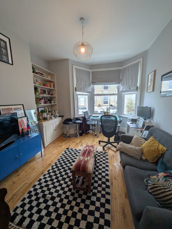 Room Messina Avenue in London