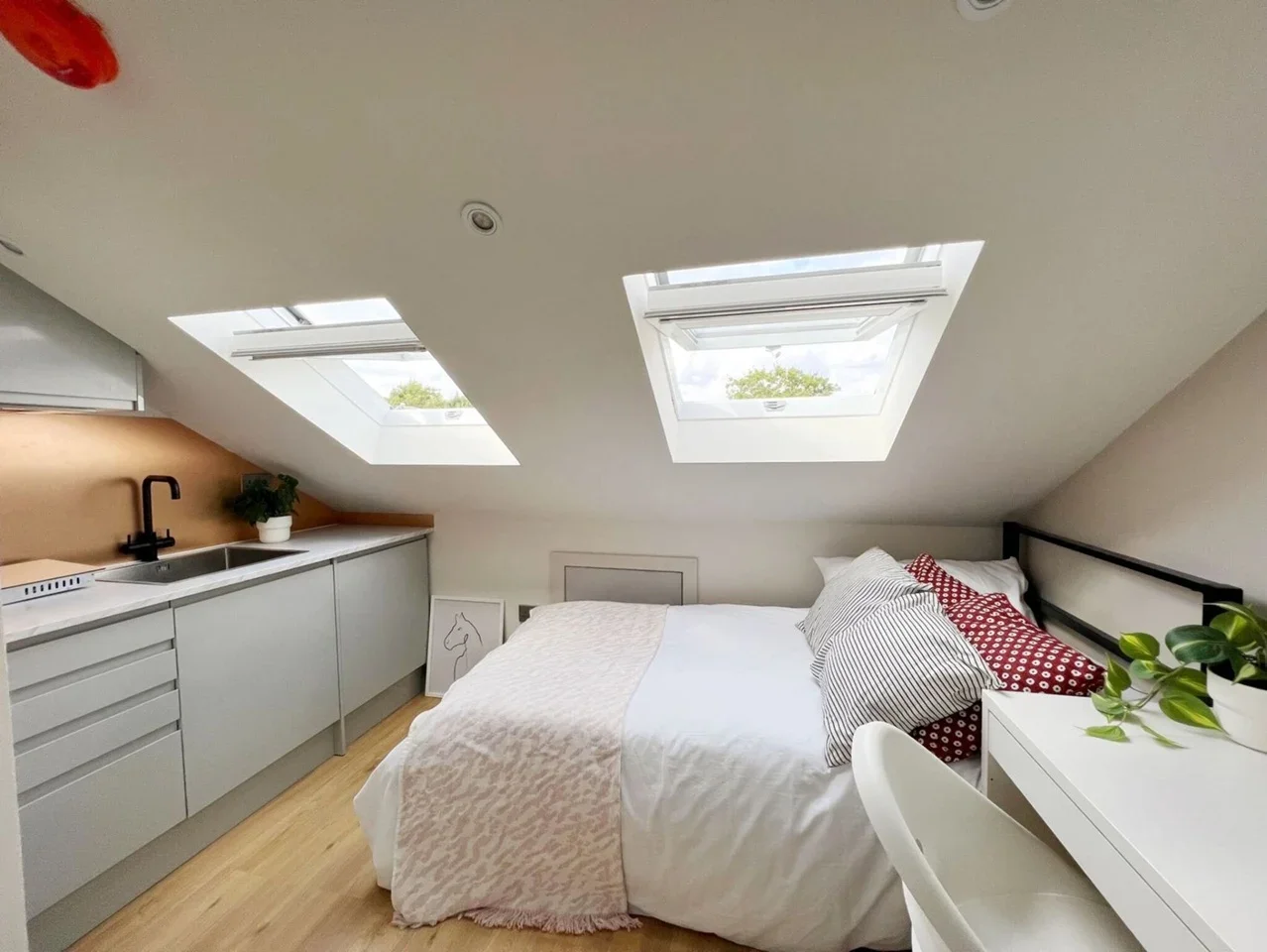 Flat Hawks Road in Greater London