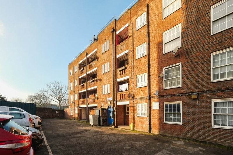 Flat Fortrose Gardens in Greater London