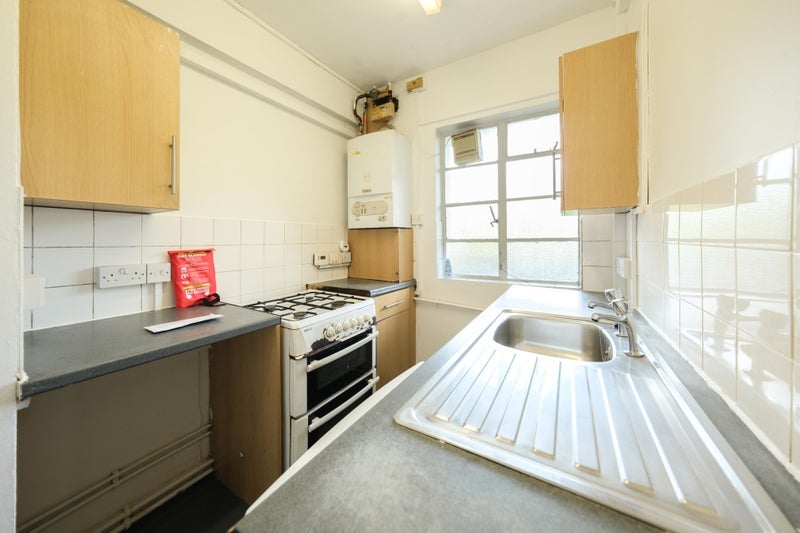 Flat Fortrose Gardens in Greater London