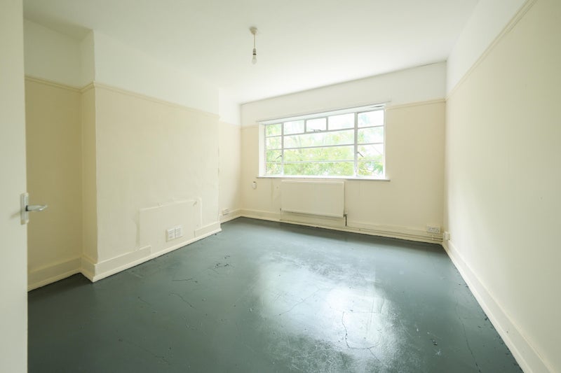 Flat Fortrose Gardens in Greater London