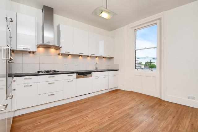 Flat Royal Crescent in Greater London