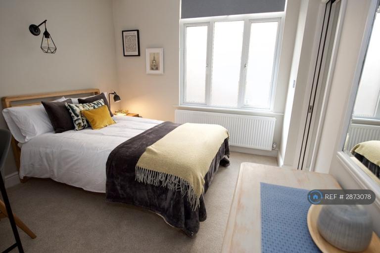 Room Stanwell Road in Borough of Spelthorne