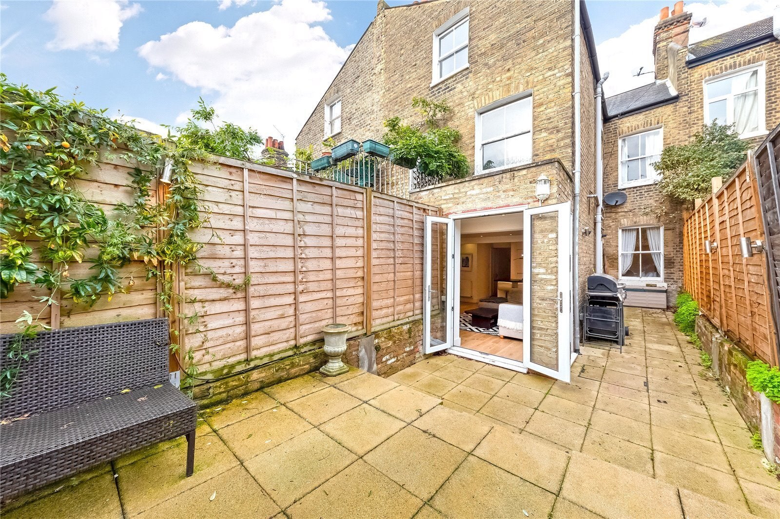 Flat Kelmscott Road in Greater London