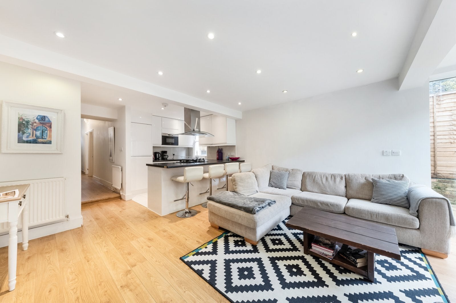 Flat Kelmscott Road in Greater London