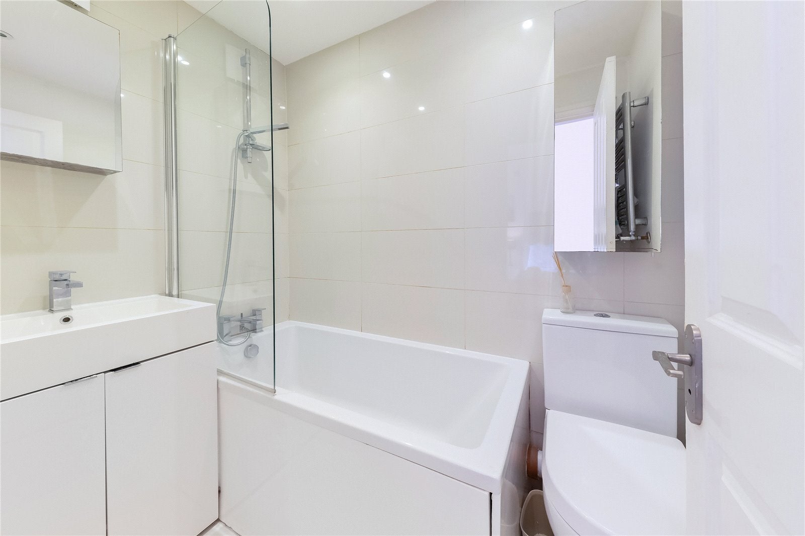 Flat Kelmscott Road in Greater London