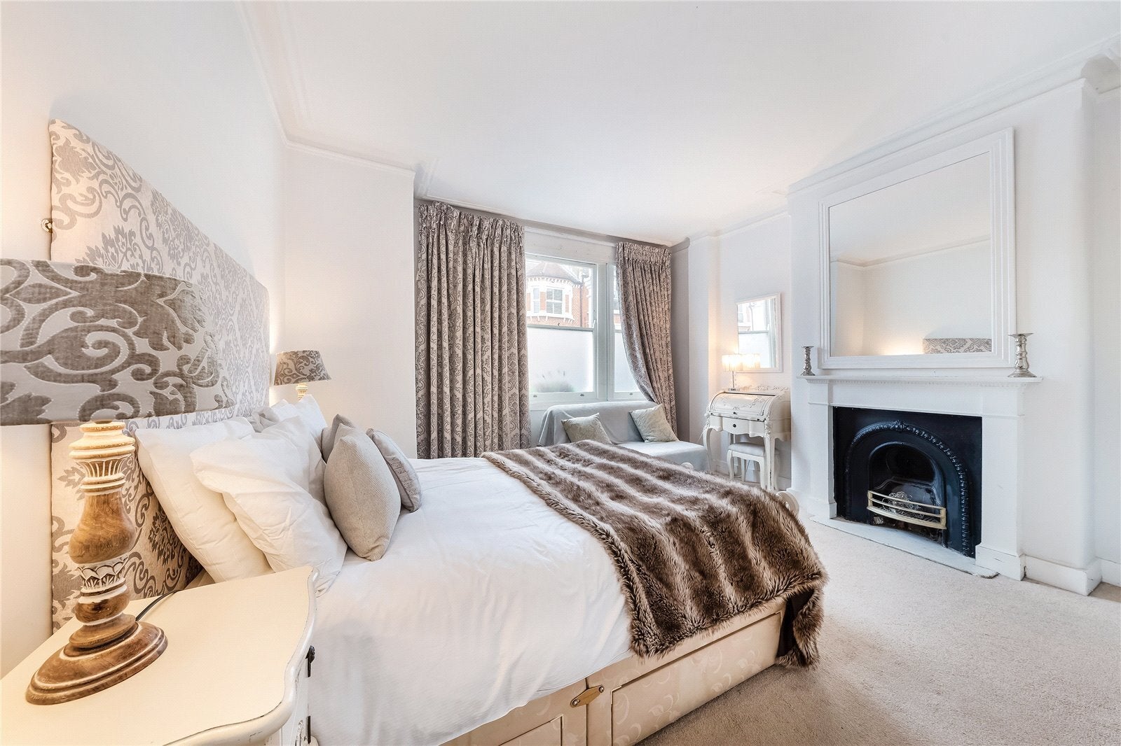 Flat Kelmscott Road in Greater London