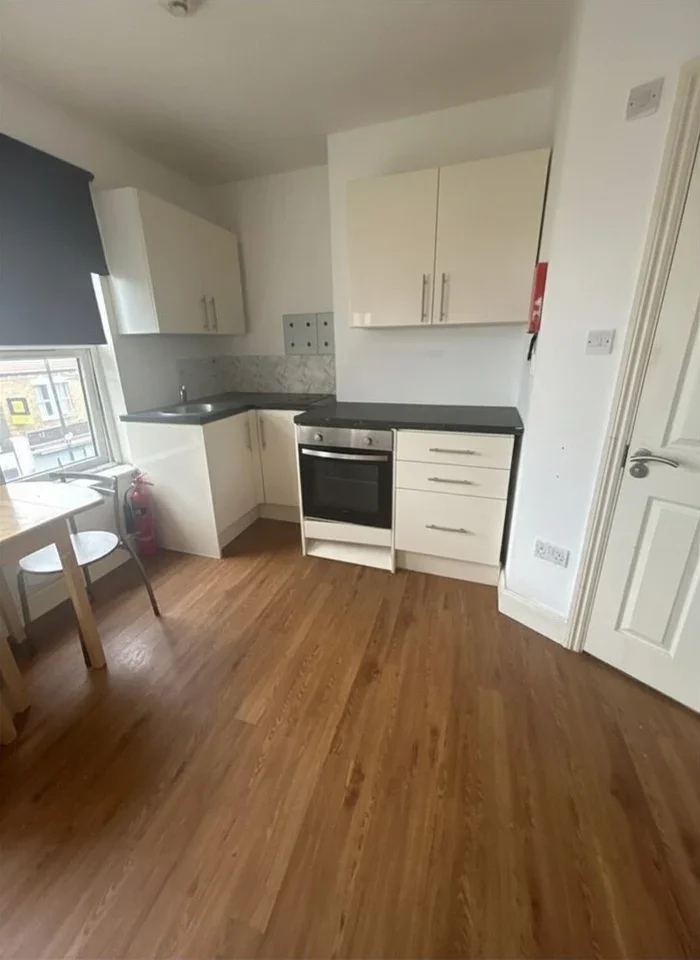 Flat Craven Park Road in Greater London