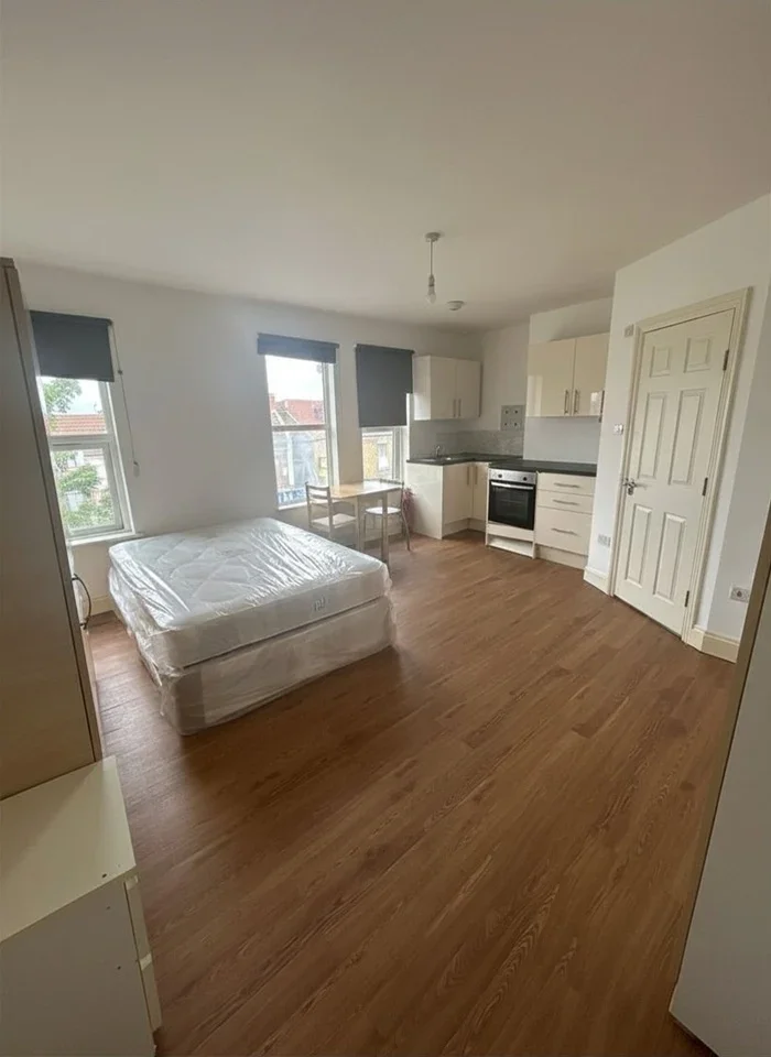 Flat Craven Park Road in Greater London