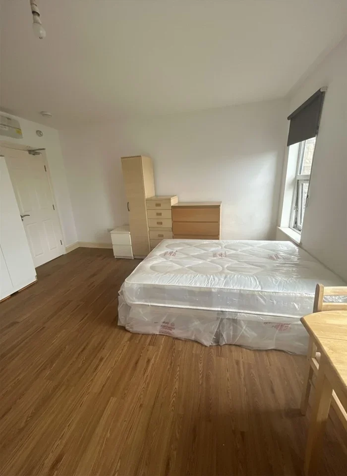 Flat Craven Park Road in Greater London