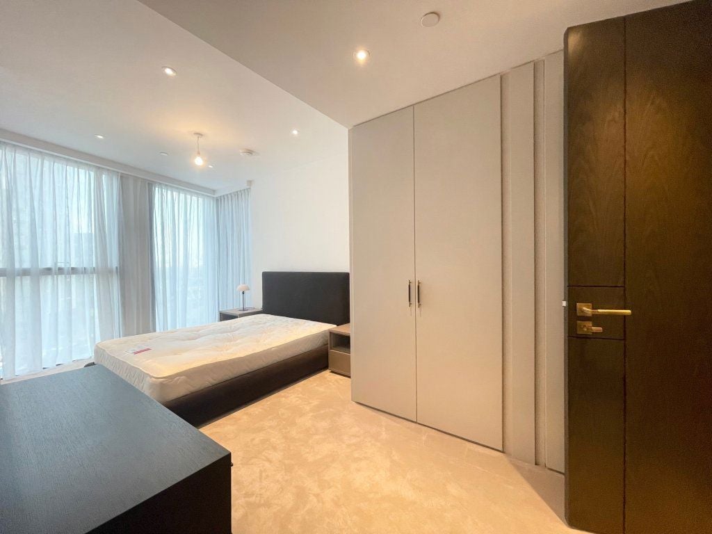 Flat Carnation Way in Greater London