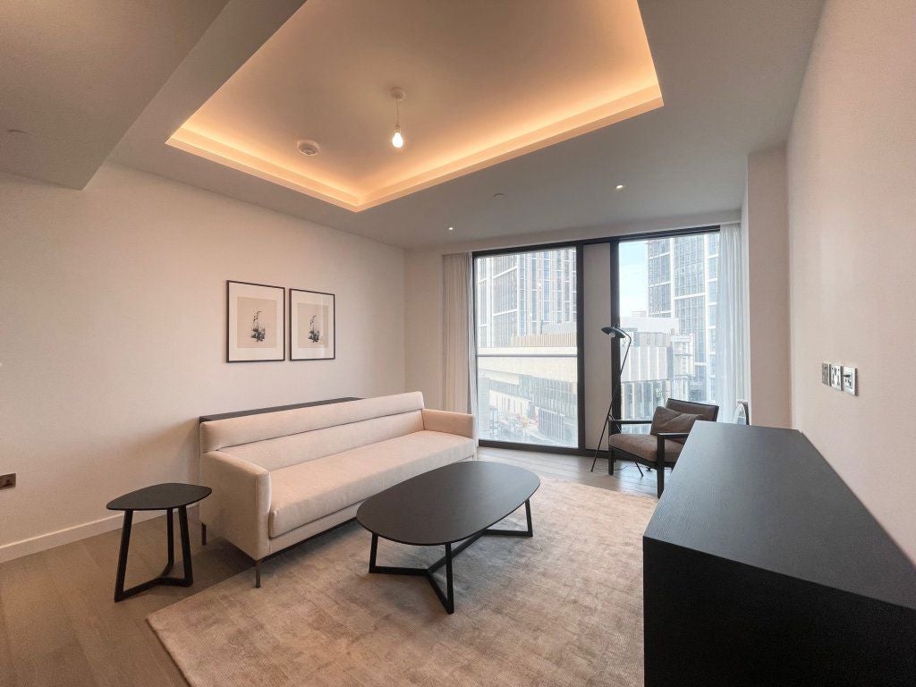 Flat Carnation Way in Greater London