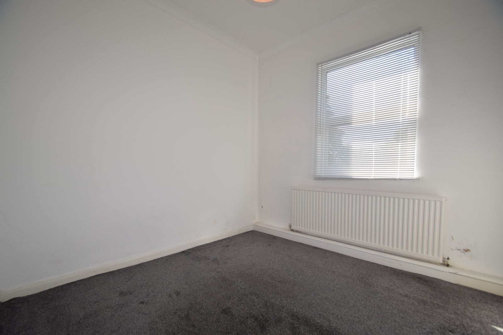 Flat Cossington Road in Southend-on-Sea