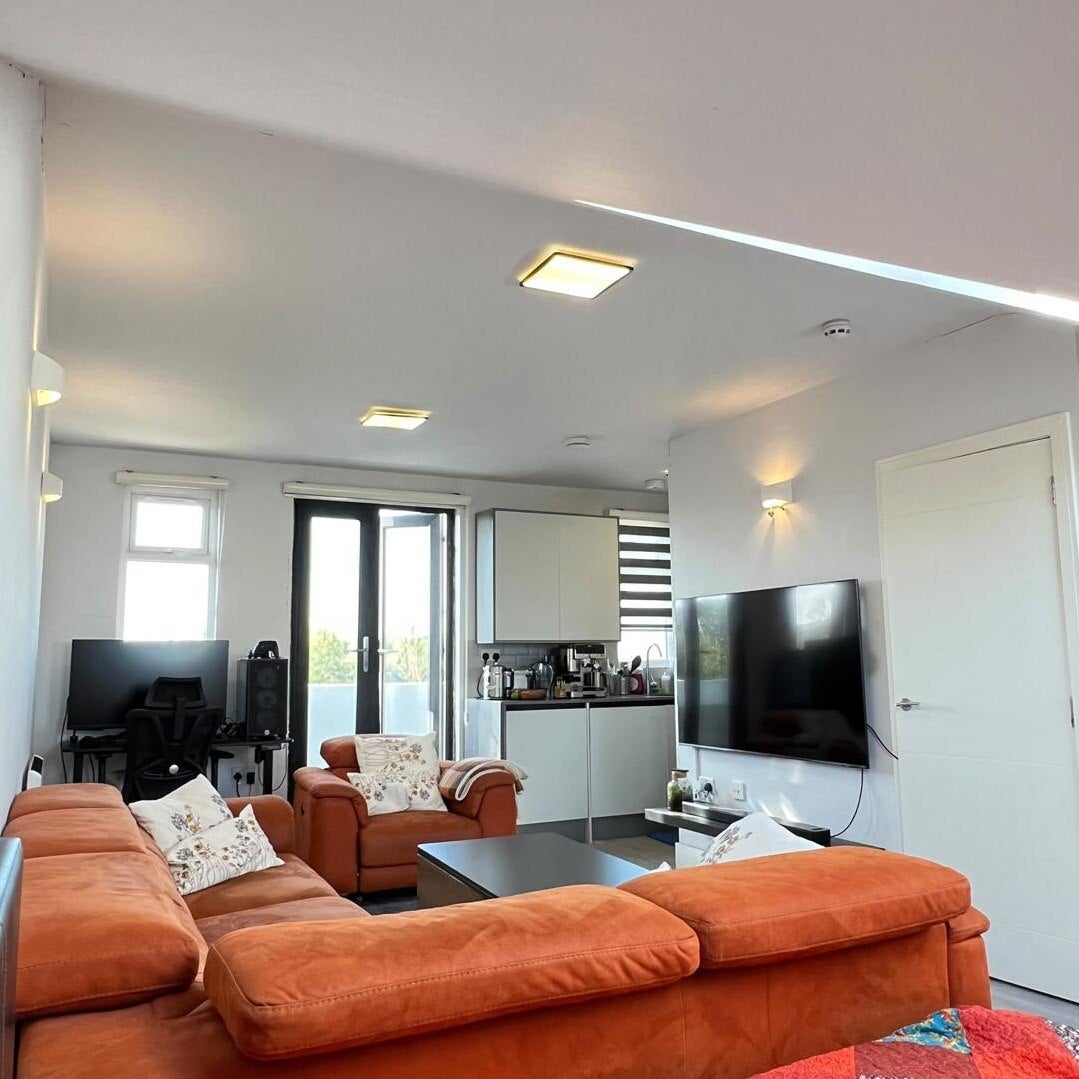 Flat Ballards Lane in Greater London