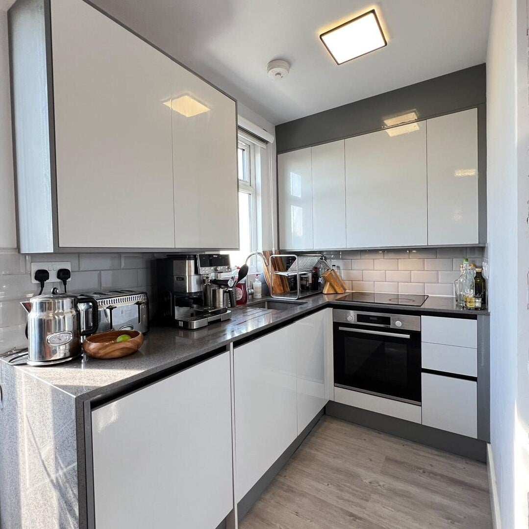 Flat Ballards Lane in Greater London